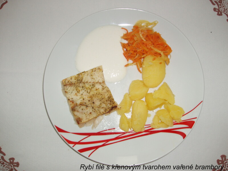 Rybí filé s křenovým tvarohem vařené brambory